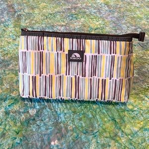 Small igloo cooler pouch with wristlet zipper 7 x 12“